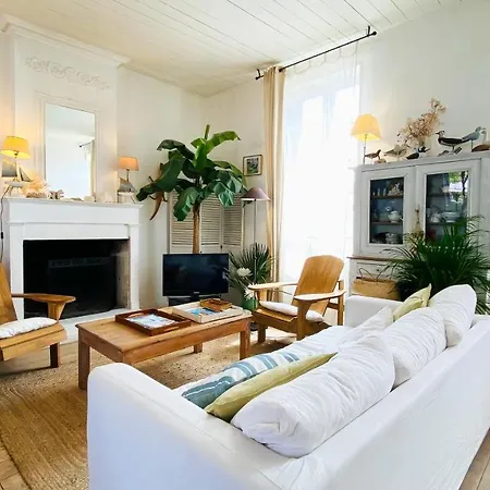 Jolie Maison De A Proximitee Du Port Et Des Commerces Et De La *